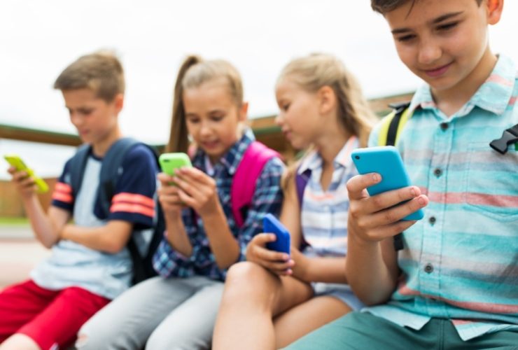 Απαγόρευση των κινητών τηλεφώνων στα σχολεία; – Για πολλούς, δεν αρκεί μόνο αυτό