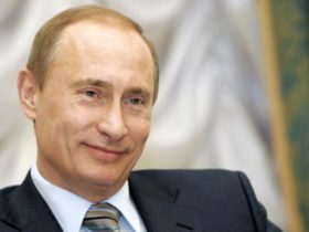 Έχετε δει τον Πούτιν να τον…πνίγουν στα φιλιά; Ένα απόσπασμα από τα πολύ παλιά