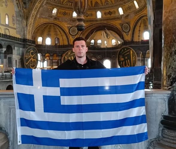 Χαμός στο Twitter με Έλληνα που ύψωσε την ελληνική σημαία στην Αγία Σοφία
