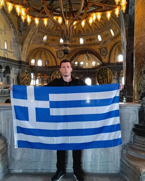 Χαμός στο Twitter με Έλληνα που ύψωσε την ελληνική σημαία στην Αγία Σοφία