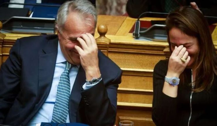 «Λύθηκαν» στα γέλια οι Μ.Βορίδης και Δ.Μιχαηλίδου την ώρα που μιλούσαν στη Βουλή για τους νεκρούς των Τεμπών (φώτο)