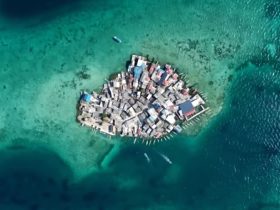 Η ζωή στο πιο πυκνοκατοικημένο νησί του κόσμου: Οι κάτοικοι μετακινούνται με βάρκα (vid)