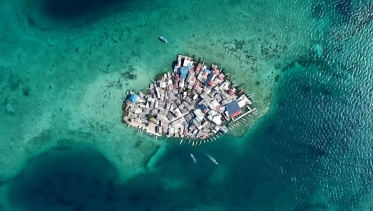 Η ζωή στο πιο πυκνοκατοικημένο νησί του κόσμου: Οι κάτοικοι μετακινούνται με βάρκα (vid)
