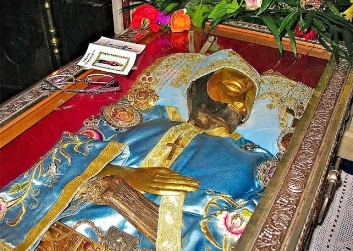 Αλλάζουν μετά από 20 χρόνια τα άμφια του Αγίου Ιωάννη του Ρώσσου, όπως το έχει «ζητήσει» ο ίδιος