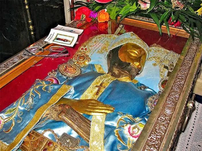 Αλλάζουν μετά από 20 χρόνια τα άμφια του Αγίου Ιωάννη του Ρώσσου, όπως το έχει «ζητήσει» ο ίδιος