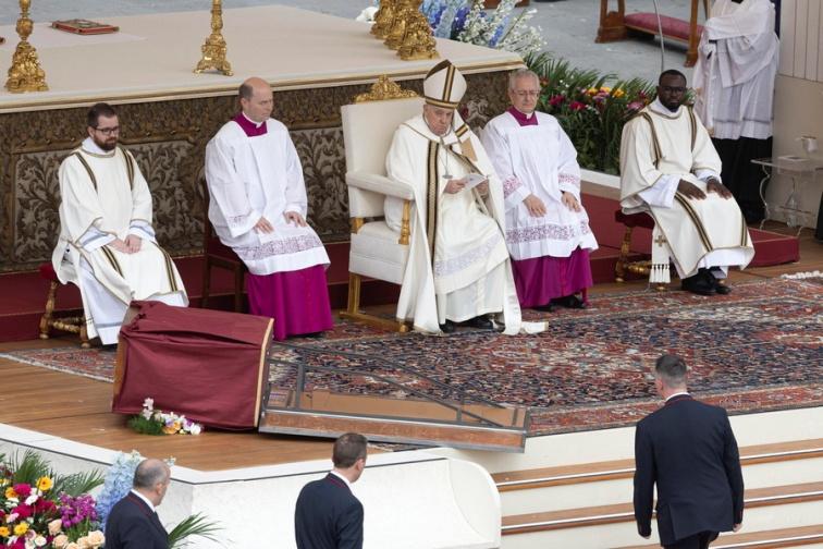 Απρόοπτο με εικόνα του Χριστού δίπλα στον Πάπα στο Καθολικό Πάσχα!! Μιλάνε για «οιωνό», vid