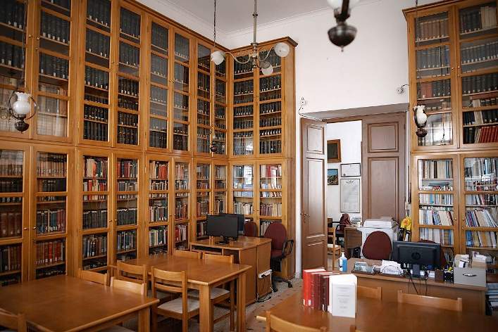  Βιβλιοθήκη της Δημητσάνας: Στο ορεινό χωριό της Αρκαδίας φιλοξενείται η αρχαιότερη βιβλιοθήκη της Ελλάδας