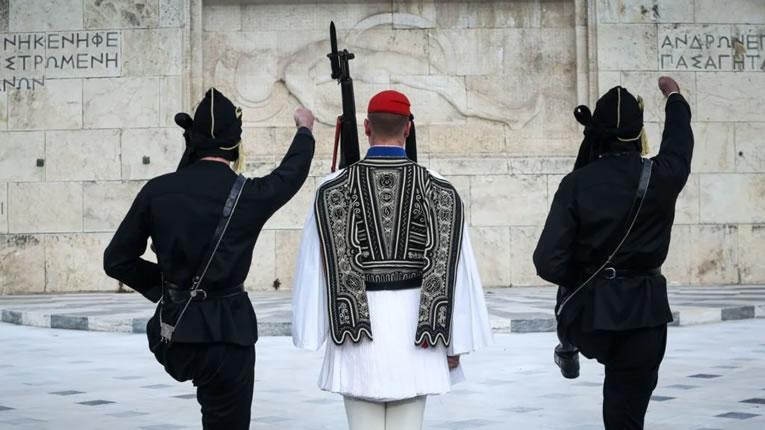 Όποιος δεν ζει με το δάκτυλο στη σκανδάλη δίπλα στον Τούρκο, πεθαίνει