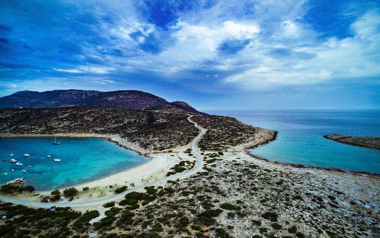 Δέκα «ασυνήθιστα» ελληνικά νησιά με ονειρικές παραλίες 