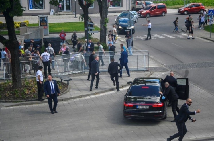 Σοκ στη Σλοβακία: Απόπειρα δολοφονίας κατά του πρωθυπουργού - Σε τεχνητό κώμα ο Robert Fico - Φιλοουκρανός ο δράστης