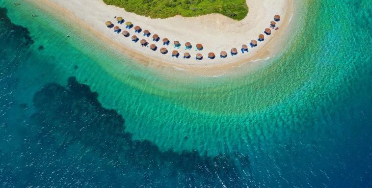 Δέκα «ασυνήθιστα» ελληνικά νησιά με ονειρικές παραλίες 