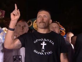 O Oleksandr Usyk με μπλούζα ‘Ορθοδοξία ή Θάνατος’ στη ζύγιση με Tyson Fury!