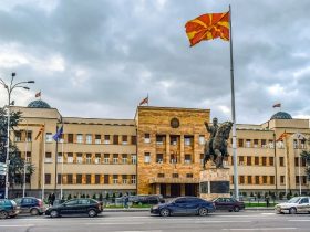Κατάντια του καθεστώτος Μητσοτάκη: Ικετεύει τα Σκόπια να τηρήσουν την επαίσχυντη «Συμφωνία των Πρεσπών»
