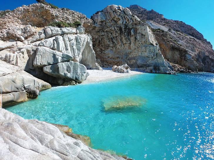 Δέκα «ασυνήθιστα» ελληνικά νησιά με ονειρικές παραλίες