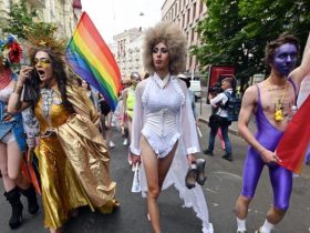 Παρέλαση ΛΟΑΤΚΙ+ στο Σύνταγμα: Δεν τους αρκεί που τους έδωσε η κυβέρνηση ακόμα και μικρά παιδιά – Θέλουν και παρένθετη μητρότητα