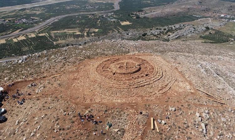 Το μυστήριο με την πέτρινη κατασκευή 4.000 ετών που ανακαλύφθηκε στην Κρήτη – Μοιάζει με λαβύρινθο και αποτελείται από 8 δακτυλίους