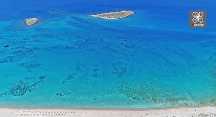 Η παραλία της Ελλάδας με νερά πισίνας που μοιάζει βγαλμένη από την Καραϊβική