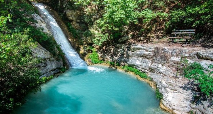 Οι Καταρράκτες της Νέδας με τα μπλε και κρυστάλλινα παγωμένα νερά