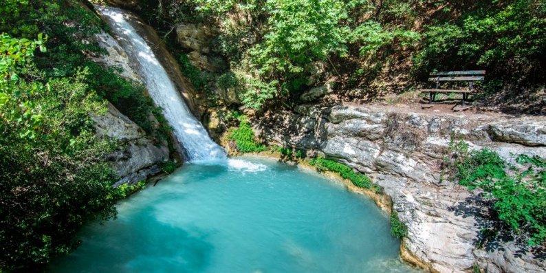 Οι Καταρράκτες της Νέδας με τα μπλε και κρυστάλλινα παγωμένα νερά