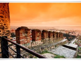 Οι εποχές αλλάζουν, η Θεσσαλονίκη αλλάζει πρόσωπο, μα οι Ναοί, τα τείχη και τα κάστρα της πόλης είναι ο πυρήνας της αληθινής της ταυτότητας 