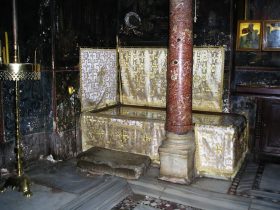 Βγήκαν φλόγες όταν επιχείρησαν να ανοίξουν τον τάφο του Αγίου Αθανασίου του Αθωνίτη