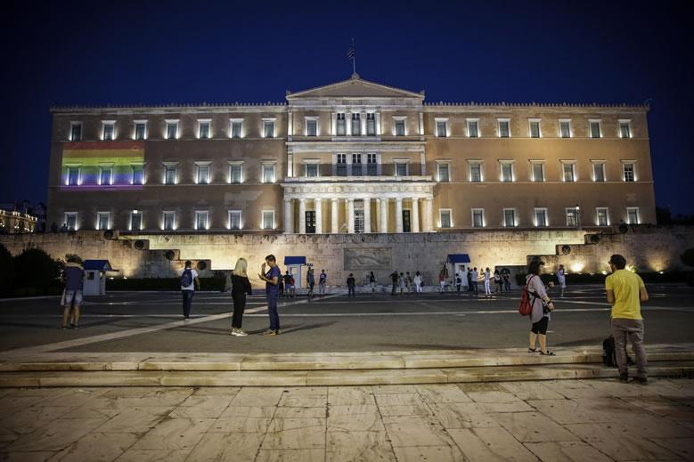 Ούτε στα Σόδομα δεν έγινε. Δικαστής Ορθόδοξης χώρας αναγνώρισε την υιοθεσία παιδιού από δύο λεσβίες