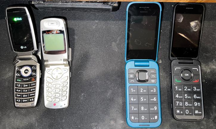 Ποια smartphones; Τα «ανόητα» κινητά κάνουν δυναμική επιστροφή – Και έχουν και Φιδάκι