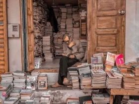 "Δυο μαξιλάρια και ένα καλό βιβλίο αρκούν για να νιώσεις ευτυχισμένος"