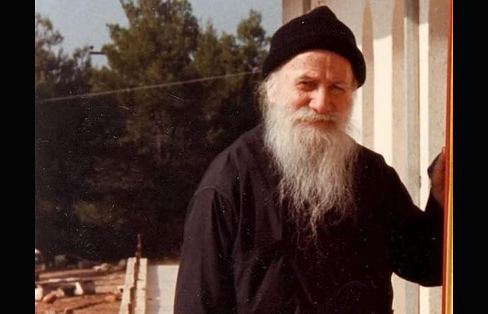 Όταν αγαπάμε χωρίς να επιδιώκωμε να μας αγαπάνε, θα μαζεύωνται όλοι κοντά μας σαν τις μέλισσες!