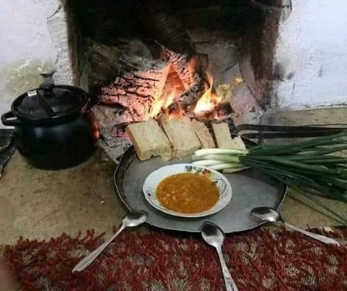 Χωριό, τζάκι, φαγητό στη γάστρα. Ύπνος στον καναπέ κι ένας μπαμπάς να έρχεται να βάζει ξύλα στη φωτιά. Μνήμες μιας άλλης εποχής!