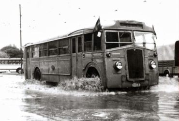 Πίσω στα παλιά... Επιβίβαση σε λεωφορείο της Αθήνας του '50