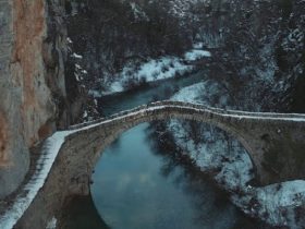 Συναρπαστικά πλάνα από τα χιονισμένα Ζαγοροχώρια