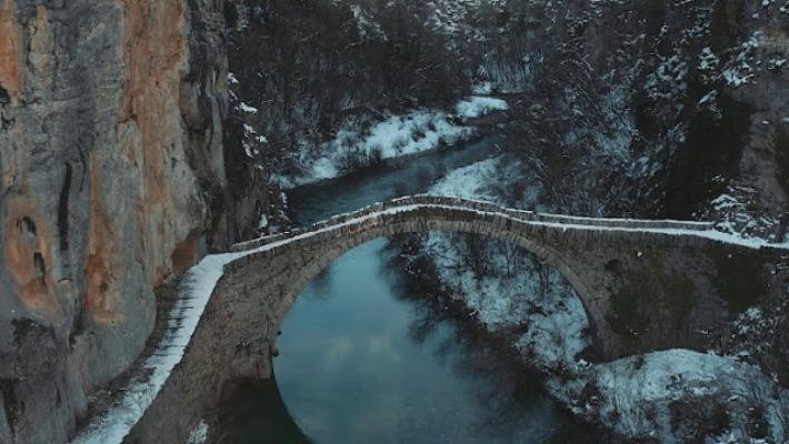 Συναρπαστικά πλάνα από τα χιονισμένα Ζαγοροχώρια