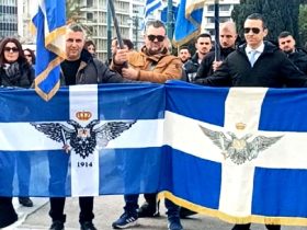 Επανεμφάνιση του Ηλία Κασιδιάρη σε συγκέντρωση στο Σύνταγμα – Κατέθεσε σημαία αντί στεφάνου στη μνήμη του Κωνσταντίνου Κατσίφα