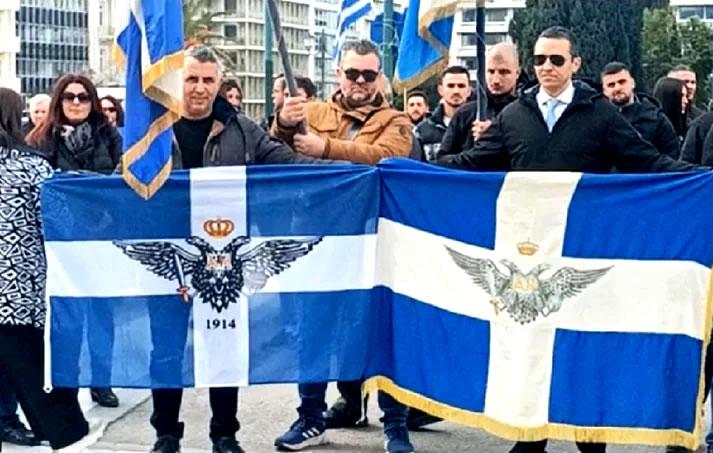 Επανεμφάνιση του Ηλία Κασιδιάρη σε συγκέντρωση στο Σύνταγμα – Κατέθεσε σημαία αντί στεφάνου στη μνήμη του Κωνσταντίνου Κατσίφα