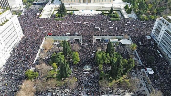 Τα σκυλιά του καθεστώτος αλυχτάνε, ο δρόμος (τούς) απαντάει!