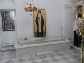 Δύο θαύματα μετά θάνατον του Γέροντος Φιλοθέου Ζερβάκου, με τριαντάφυλλο από τον τάφο του!