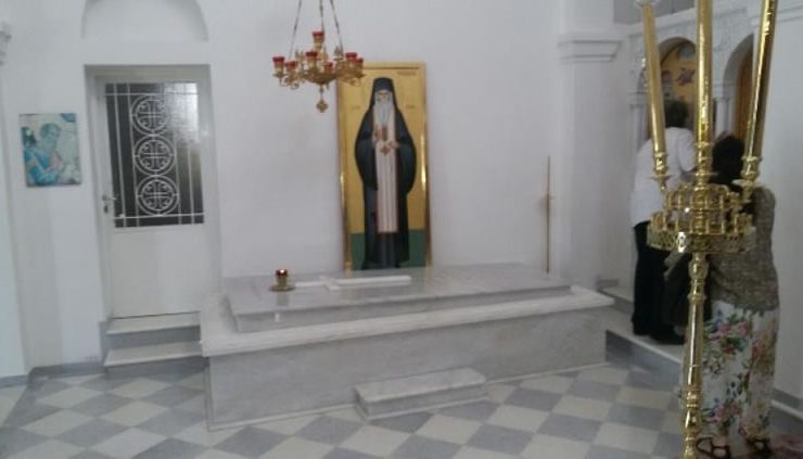 Δύο θαύματα μετά θάνατον του Γέροντος Φιλοθέου Ζερβάκου, με τριαντάφυλλο από τον τάφο του!