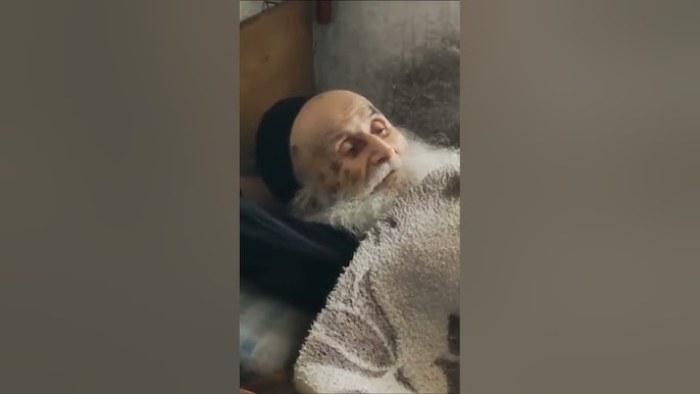 Ἕνα ἀντίο με ψαλμωδία: Ἀστυνομικὸς ψάλλει στὸν Γέροντα Εὐφρόσυνο λίγο πρὶν τὴν κοίμησή του