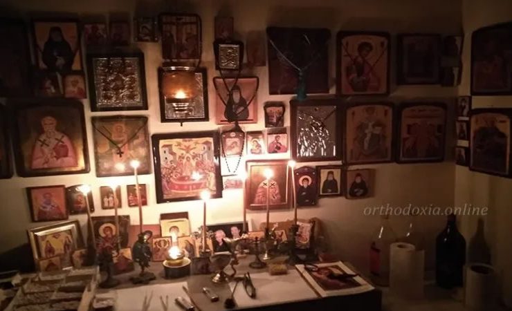 Το Απόδειπνο είναι μία ομπρέλα, η οποία ανοίγει και σκεπάζει όλη την οικογένεια από τα κακά πνεύματα πού υπάρχουν τη νύχτα…