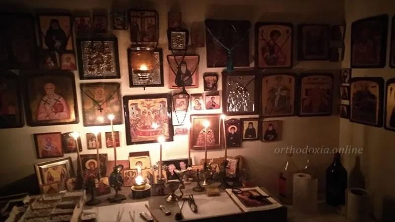 Το Απόδειπνο είναι μία ομπρέλα, η οποία ανοίγει και σκεπάζει όλη την οικογένεια από τα κακά πνεύματα πού υπάρχουν τη νύχτα…